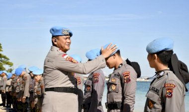 Kabidpropam-Polda-NTT-Pimpin-Penyematan-Baret-Biru-dan-Aksi-Bersih-Pantai-Pasir-Panjang