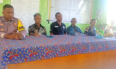 Bhabinkamtibmas-Desa-Deme-Imbau-Warga-Jauhi-Judi-dan-Miras-Saat-Monitoring-Penyaluran-BLT