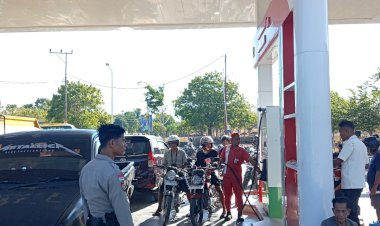 Pastikan-Pelayanan-Tetap-Lancar,-Sat-Samapta-Polres-Sabu-Raijua-Kawal-Distribusi-BBM-Pasca-Kenaikan-Harga