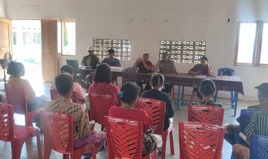 Cegah-Kekerasan-Seksual-terhadap-Anak,-Unit-Binmas-Polsek-Hawu-Mehara-Gelar-Penyuluhan-dan-Sosialisasi-Layanan-110-di-Desa-Daieko