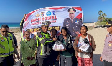 Tebar-Kepedulian-di-Hari-Bhayangkara,-Kasat-Lantas-Polres-Sabu-Raijua-Bagikan-Sembako-kepada-Masyarakat