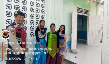 Wujud-Kehadiran-Polri-di-Tengah-Masyarakat,-Personel-Polsek-Sabu-Timur-Amankan-Ibadah-Minggu-di-GBI-Mawar-Sharon