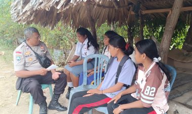 Polri-Peduli-Generasi-Muda,-Unit-Binmas-Polsek-Hawu-Mehara-Bekali-Siswi-dengan-Edukasi-Bahaya-Kenakalan-Remaja-dan-Kekerasan-Seksual
