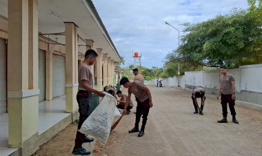 Menyambut-HUT-Bhayangkara-Ke-80,-Sat-Samapta-Polres-Sabu-Raijua-Laksanakan-Bakti-Sosial-Dengan-Membersihkan-Pasar-Nataga-Kab.-Sabu-Raijua