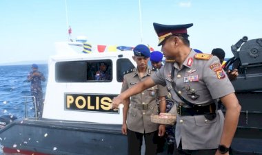 Peringati-Hari-Bhayangkara-ke-80,-Kapolda-NTT-Pimpin-Upacara-Tabur-Bunga-di-Perairan-Bolok-Kupang
