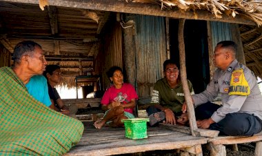 Wujudkan-Desa-Aman-dan-Nyaman,-Bhabinkamtibmas-Ajak-Warga-Tolak-Judi-dan-Miras