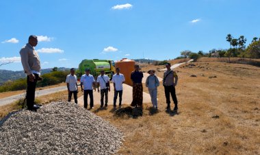 Bhabinkamtibmas-Polres-Sabu-Raijua-Monitoring-Sertifikasi-Material-Pembangunan-Jalan-Rabat-Beton-di-Desa-Hallapadji