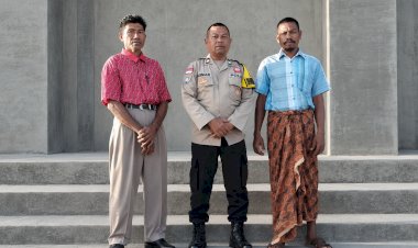 Bhabinkamtibmas-Polres-Sabu-Raijua-Amankan-Ibadah-Minggu-dan-Sampaikan-Pesan-Kamtibmas-kepada-Jemaat-di-Hawu-Mehara-- 