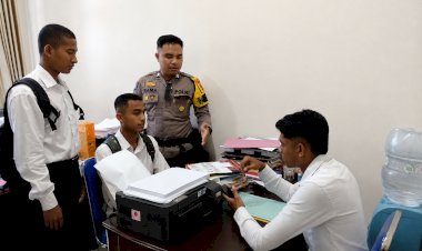 Bhabinkamtibmas-Polres-Sabu-Raijua-Dampingi-Masyarakat-Urus-Sidik-Jari-untuk-Seleksi-Calon-Prajurit-TNI-AD