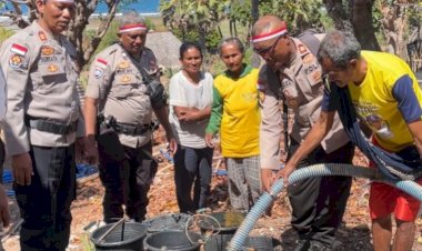 Peduli-Kebutuhan-Warga,-Kapolsek-Hawu-Mehara-Salurkan-Bantuan-Air-Bersih-di-Desa-Wadumedi