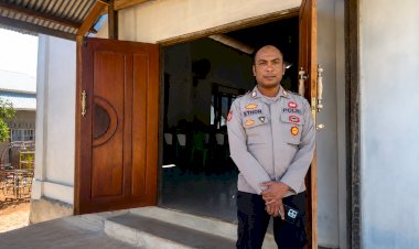 Wujudkan-Rasa-Aman-Beribadah,-Personel-Polsek-Sabu-Timur-Laksanakan-Pengamanan-Gereja
