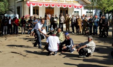Ritual-Bau-Lolon-Satukan-Dua-Kampung,-Kapolda-NTT-Dorong-Perdamaian-Jadi-Komitmen-Bersama