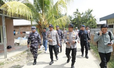 *Kapolda-NTT-Tinjau-Rumah-Warga-Terdampak-Gempa,-Salurkan-Bantuan-Sosial*