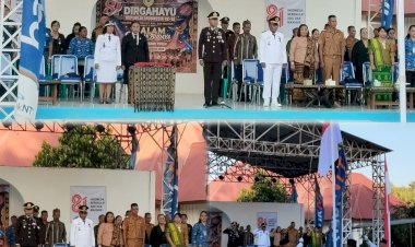 Kapolsek-Sabu-Timur-Pimpin-Upacara-Penurunan-Bendera-HUT-ke-81-RI-di-Kec.-Sabu-Timur 