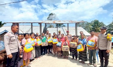 Polri-Salurkan-Bantuan-Sosial-untuk-Warga-Terdampak-Gempa-di-Desa-Kerirea