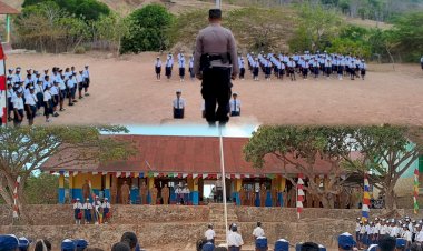 Polisi-Hadir-di-Tengah-Pelajar,-Polres-Sabu-Raijua-Gaungkan-Sekolah-Aman-Tanpa-Bullying-dan-Narkoba.