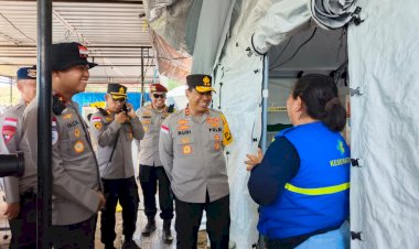 Di-Tengah-Gempa,-Lahir-Gempita:-Kapolda-NTT-Sambangi-Bayi-yang-Lahir-Saat-Bencana-di-RSUD-Aeramo