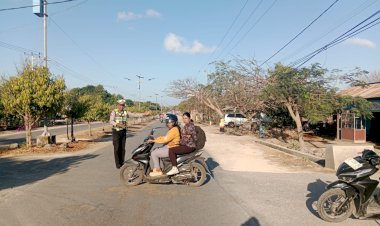 Hadir-Sejak-Pagi,-Satlantas-Polres-Sabu-Raijua-Jaga-Kelancaran-dan-Keselamatan-Pengguna-Jalan