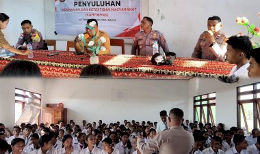 Polisi-Masuk-Sekolah,-Pelajar-SMAN-1-Sabu-Liae-Dibekali-Edukasi-Anti-Bullying.