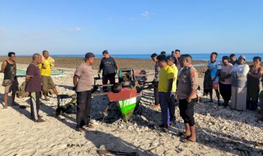 Nelayan-Temukan-Jenazah-di-Atas-Perahu-Motor-di-Perairan-Ujula,-Satreskrim-dan-Polsek-Hawu-Mehara-Lakukan-Evakuasi
