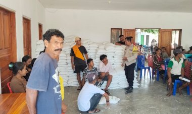 Pastikan-Berjalan-Tertib,-Bhabinkamtibmas-Monitoring-Penyaluran-Bantuan-Beras