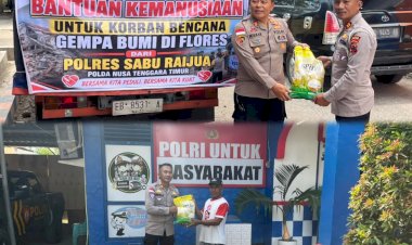 Polri-Peduli-Korban-Bencana,-Polres-Sabu-Raijua-Salurkan-Bantuan-untuk-Warga-Marapokot-Nagekeo
