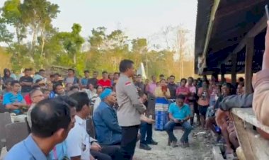 Sampaikan-Duka-Cita-yang-Mendalam,-PJU-Polda-NTT-Bersama-Kapolres-Sumba-Barat-Melayat-ke-Rumah-Duka-Korban-Penembakan-(Pelaku-Curnak