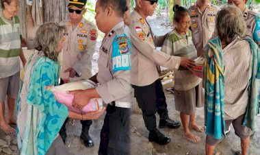 Polri-Hadir-dengan-Kepedulian,-Kapolsek-Sabu-Barat-Berbagi-Beras-kepada-Warga-Kurang-Mampu