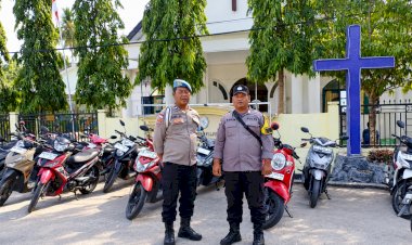 Hadir-Beri-Rasa-Aman,-Polsek-Sabu-Barat-Kawal-Ibadah-Minggu-di-Gereja-Yeruel