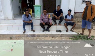 Jaga-Kamtibmas-dan-Waspada-Cuaca-Ekstrem,-Bhabinkamtibmas-Polsek-Sabu-Timur-Sambangi-Warga
