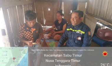 Jaga-Kamtibmas-dan-Waspada-Cuaca-Ekstrem,-Bhabinkamtibmas-Polsek-Sabu-Timur-Sambangi-Warga-Desa-Bodae