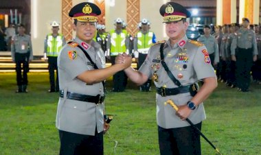 Penyerahan-Pataka-Catya-Turangga-Wira-Sakti-Tandai-Pergantian-Kepemimpinan-Polda-NTT-dari-Komjen-Pol.-Dr.-Rudi-Darmoko,-S.I.K.,-M.Si.-kepada-Irjen-Pol.-Reza-Arief-Dewanto,-S.I.K.