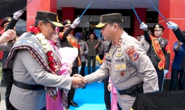 Haru-dan-Penuh-Makna,-Tradisi-Pelepasan-Komjen-Pol.-Rudi-Darmoko-di-Mapolda-NTT-Diiringi-Pesan:-Teruslah-Menjadi-Inspirasi-dan-Teladan