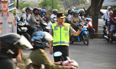 Tak-Hanya-Memberi-Arahan,-Kapolda-dan-Wakapolda-NTT-Turun-Langsung-Atur-Lalu-Lintas-di-Jam-Sibuk-Pagi
