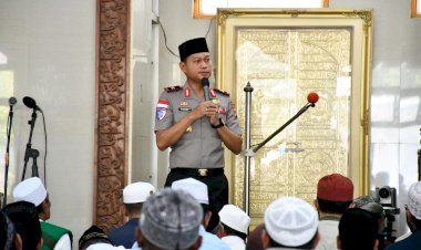Jumat-Keliling-Wakapolda-NTT:-Salat-Berjemaah,-Sampaikan-Pesan-Kamtibmas,-dan-Sambangi-Pelajar