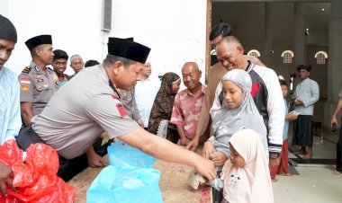 Kapolda-NTT-Gelar-Jumat-Keliling,-Sapa-Masyarakat,-Sampaikan-Pesan-Kamtibmas-dan-Bagikan-Jumat-Berkah*