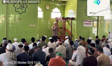 Perkuat-Silaturahmi-dan-Jaga-Kamtibmas,-Polsek-Sabu-Barat-Gelar-Jumat-Keliling-Dukung-Program-100-Hari-Kapolri