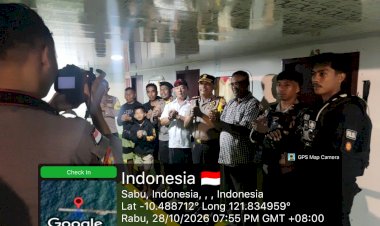 Pastikan-Pelabuhan-Aman,-Kapolres-Sabu-Raijua-Turun-Langsung-Sambangi-Calon-Penumpang-Kapal-Cantika-9E