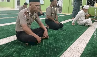 Perkuat-Silaturahmi-dan-Jaga-Kamtibmas,-Kapolsek-Sabu-Barat-Laksanakan-Subuh-Keliling-di-Masjid-An-Nur-Seba