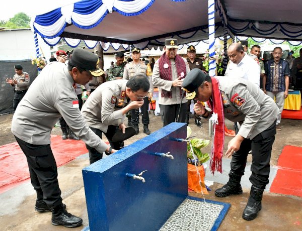 Wakapolri Bersama Perwakilan Akpol ’90 Dhira Brata Resmikan Sumur Bor dan Serahkan Bantuan untuk 2.983 Warga Pengungsi Lewotobi di Huntara II Konga