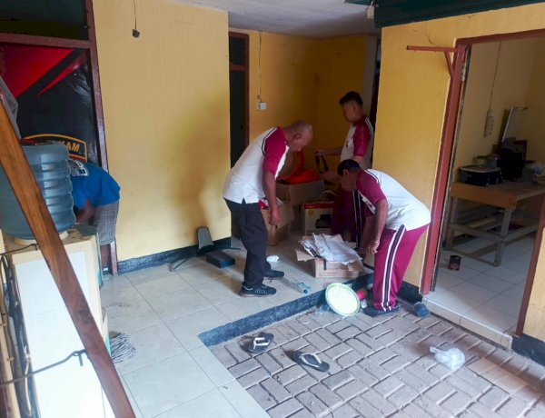 Polsek Sabu Barat  menggelar kegiatan apel pagi rutin bersamaan dengan olahraga dan kerja bakti membersihkan  lingkungan Mako Polsek Sabu Barat