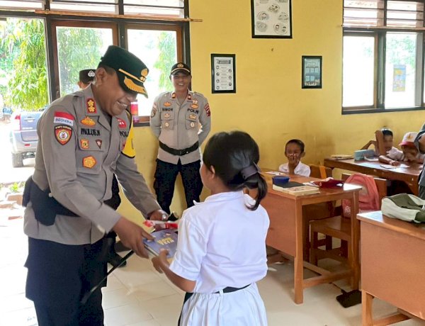 Kapolda NTT Tekankan Kepedulian Pendidikan, Kapolres Sabu Raijua Salurkan Bantuan bagi Siswa SD Advent Nada Menia