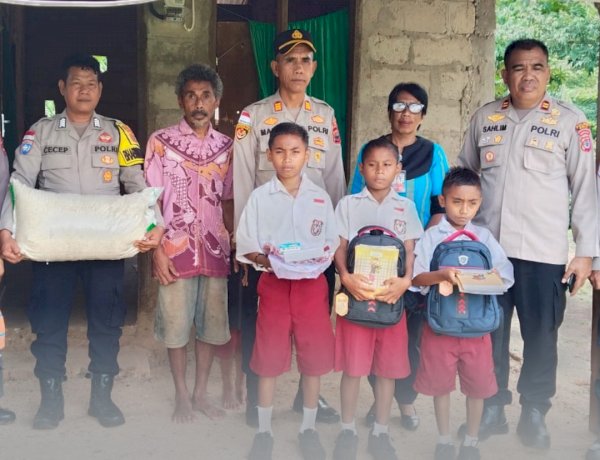 Kapolsek Sabu Barat Serahkan Bantuan kepada Warga Kurang Mampu di Desa Raedewa