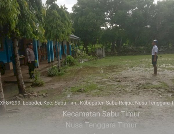 Polri Masuk Desa: Bhabinkamtibmas Polsek Sabu Timur Berikan Pembinaan di SMPN 2 Sabu Timur