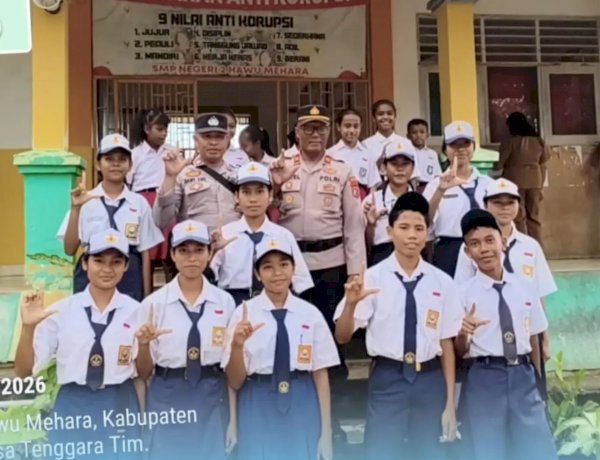 Dalam rangka membina generasi muda serta memperkuat kesadaran hukum di kalangan pelajar, Satuan Binmas Polres Sabu Raijua melaksanakan kegiatan Upacara Bendera Program Polisi Masuk Sekolah