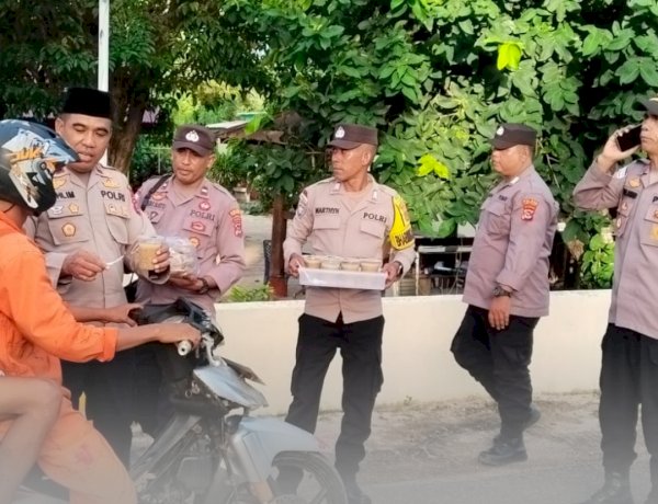 Polsek Sabu Barat Laksanakan Kegiatan Pembagian Takjil Kepada Masyarakat