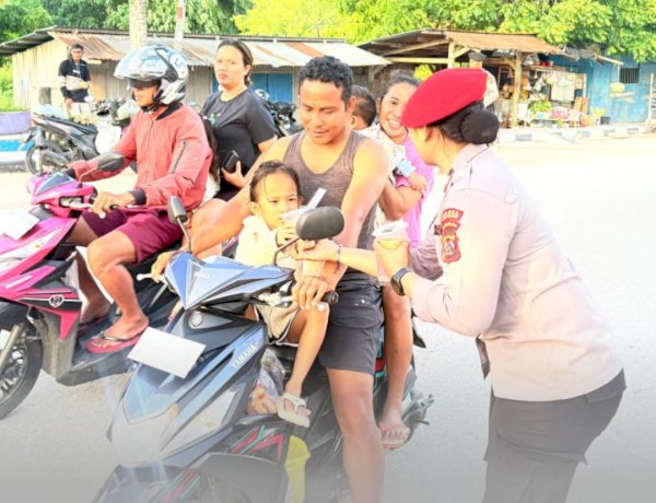 Anggota Sat Reskrim Polres Sabu Raijua Bagikan Takjil kepada Masyarakat