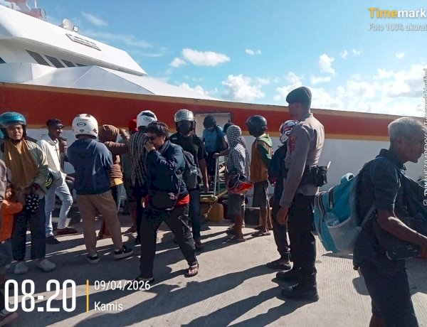 Pengamanan kedatangan dan keberangkatan kapal penumpang di pelabuhan laut Seba Sabu Raijua selama operasi Semana Santa perayaan Paskah 2026.
