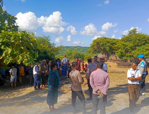 Personel Polsek Sabu Barat Amankan Ritual Adat Hole di Rumah Adat Namata