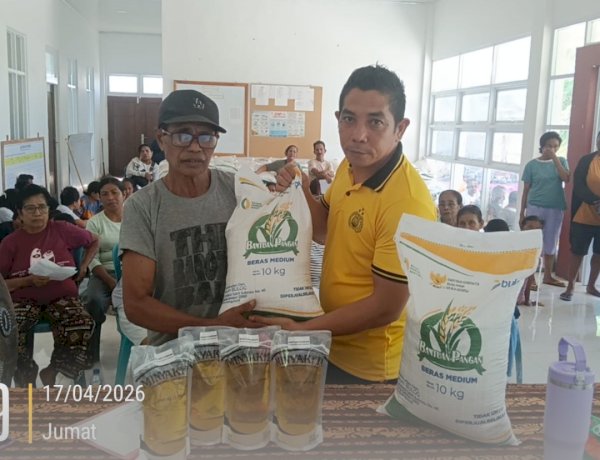 Bhabinkamtibmas kelurahan mebba bersama Lurah Mebba beserta perangkat kelurahan melaksanakan kegiatan bantuan pangan anggaran 2026